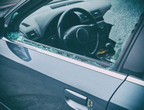 Gyors megoldás sérült oldalüvegre – Miért nem javítható?